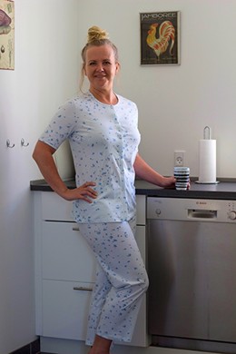 Lyseblå pyjamas dame med blå blomster